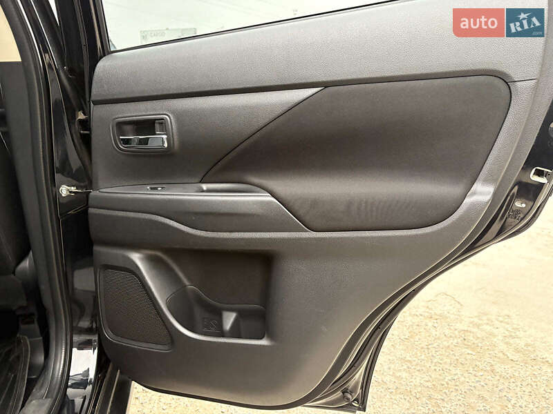 Позашляховик / Кросовер Mitsubishi Outlander 2017 в Львові фото 32 Позашляховик / Кросовер Mitsubishi Outlander 2017 в Львові
