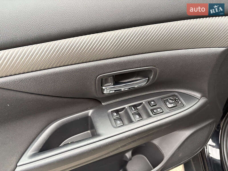 Позашляховик / Кросовер Mitsubishi Outlander 2017 в Львові фото 17 Позашляховик / Кросовер Mitsubishi Outlander 2017 в Львові