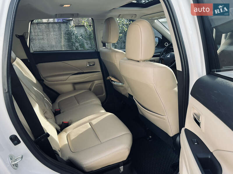 Внедорожник / Кроссовер Mitsubishi Outlander 2015 в Одессе фото 44 Внедорожник / Кроссовер Mitsubishi Outlander 2015 в Одессе