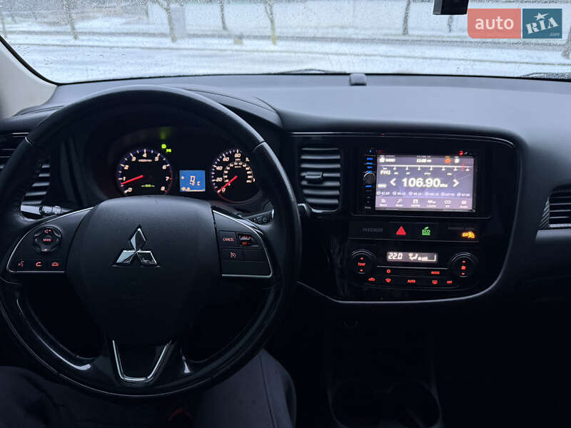 Внедорожник / Кроссовер Mitsubishi Outlander 2016 в Кривом Роге