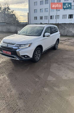 Позашляховик / Кросовер Mitsubishi Outlander 2018 в Львові