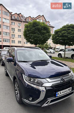Внедорожник / Кроссовер Mitsubishi Outlander 2023 в Вишневом