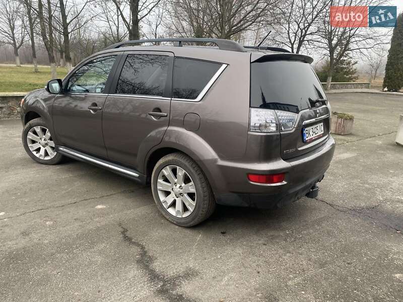 Позашляховик / Кросовер Mitsubishi Outlander 2010 в Сарнах