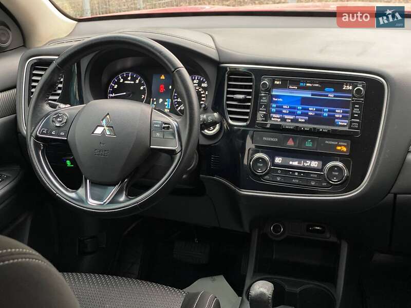 Позашляховик / Кросовер Mitsubishi Outlander 2015 в Дніпрі