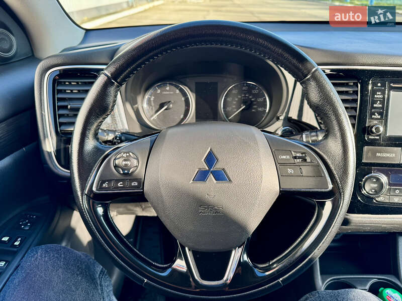 Позашляховик / Кросовер Mitsubishi Outlander 2016 в Чернівцях