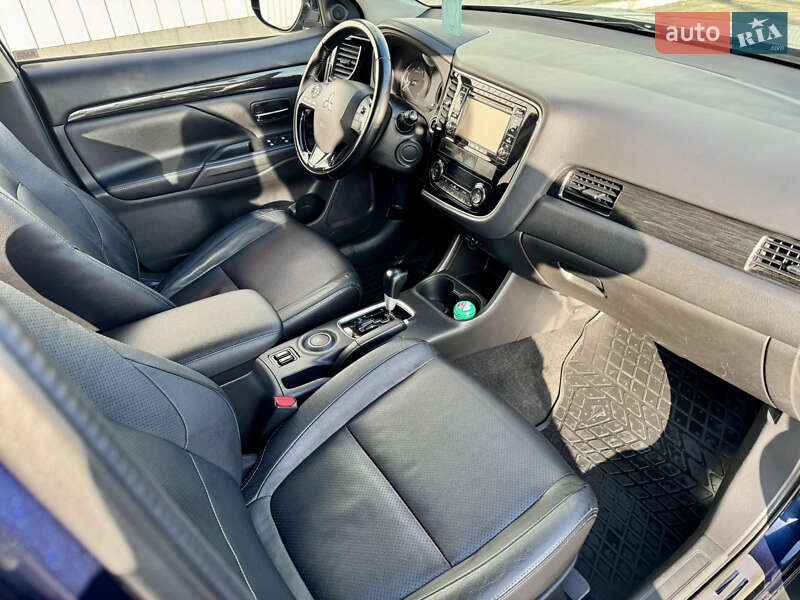 Позашляховик / Кросовер Mitsubishi Outlander 2016 в Чернівцях