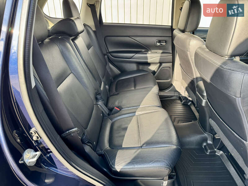 Позашляховик / Кросовер Mitsubishi Outlander 2016 в Чернівцях