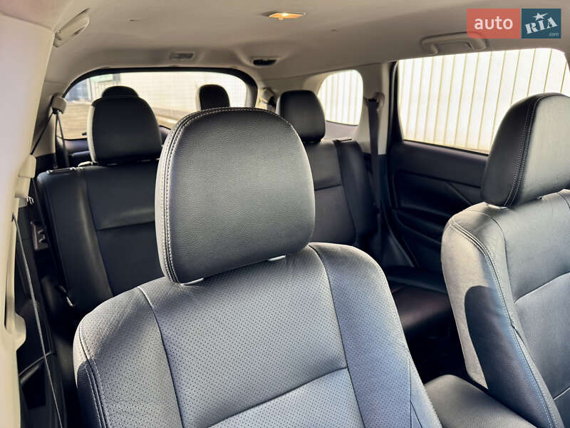 Позашляховик / Кросовер Mitsubishi Outlander 2016 в Чернівцях