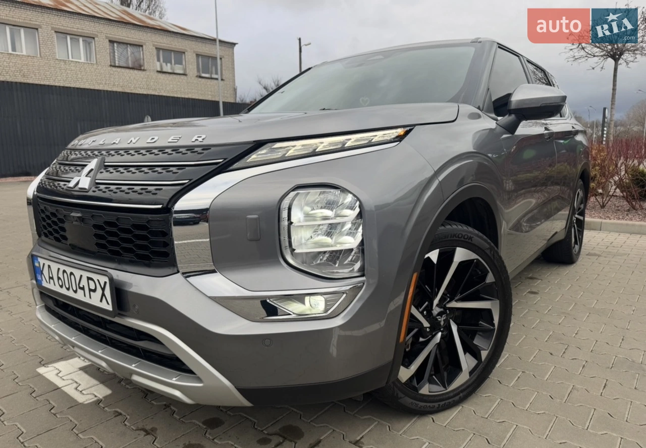 Продаю надійний японський повнопривідний, семимісний  кросовер Mitsubishi Outlander, який виготовлено у листопаді 2021 року в модифікації SЕ, обладнаний 2.5 л. бензиновим двигуном. Авто було пригнане з США у 2025 році з мінімальним пошкодженням, технічно та візуально без будь-яких нарікань, єдиний власник в Україні. Повністю пройдено ТО. Має шикарну комплектацію яка включає у собі: безключовий доступ, трьохзонний клімат-контроль, камери огляду 360, пам'ять сидінь,  датчики світла і дощу, мультируль, акустичну систему  адаптивний круїз-контроль, датчики сліпих зон, CarPlay, Android Avto та багато інших корисних функцій, що допомагають у водінні та створені для безпеки та комфорту водія та пасажирів. Автомобіль має 7 місць, оздоблення сидінь комбіноване, шкіра та алькантара.