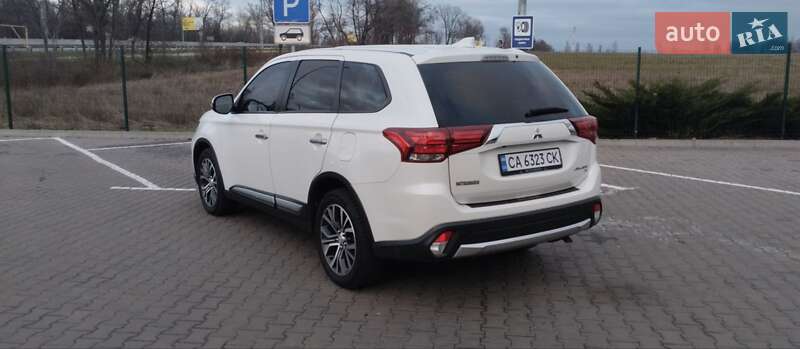 Внедорожник / Кроссовер Mitsubishi Outlander 2017 в Киеве