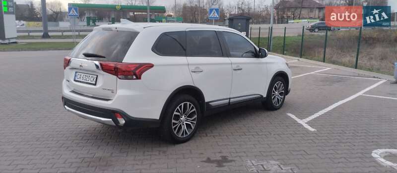 Внедорожник / Кроссовер Mitsubishi Outlander 2017 в Киеве