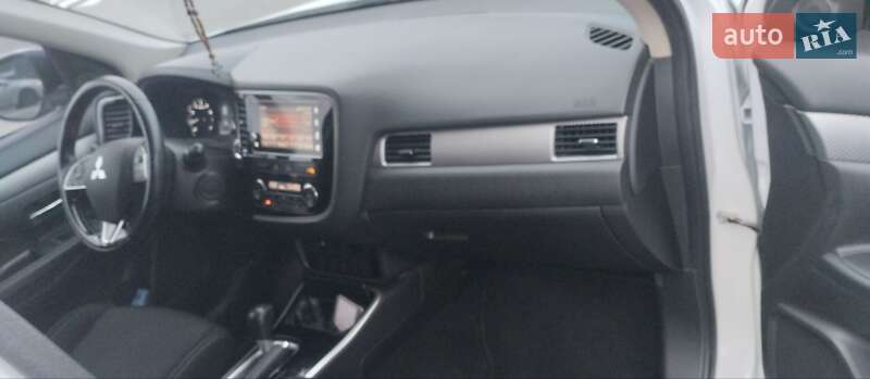 Внедорожник / Кроссовер Mitsubishi Outlander 2017 в Киеве