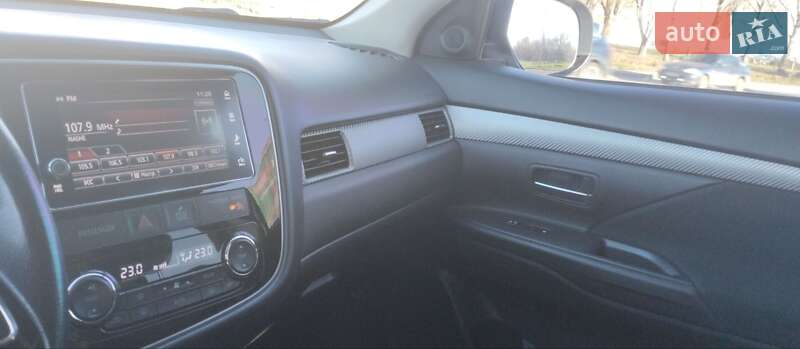 Внедорожник / Кроссовер Mitsubishi Outlander 2017 в Киеве