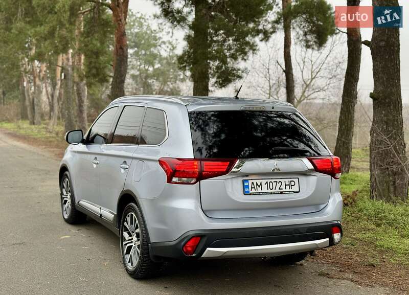 Внедорожник / Кроссовер Mitsubishi Outlander 2015 в Киеве