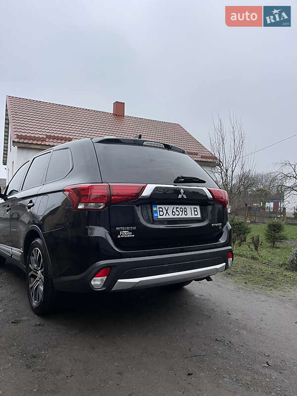 Внедорожник / Кроссовер Mitsubishi Outlander 2017 в Нетешине