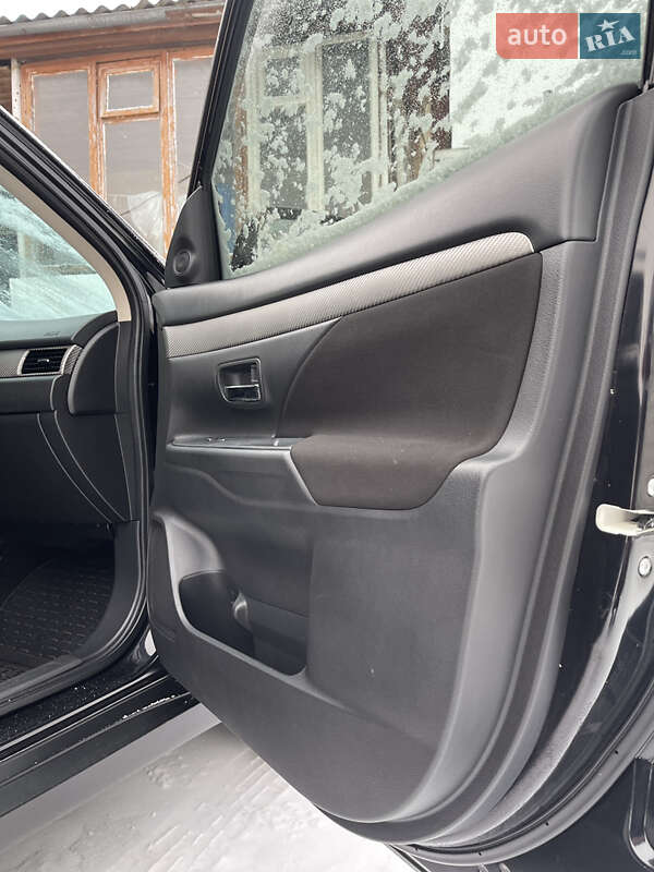 Внедорожник / Кроссовер Mitsubishi Outlander 2017 в Нетешине