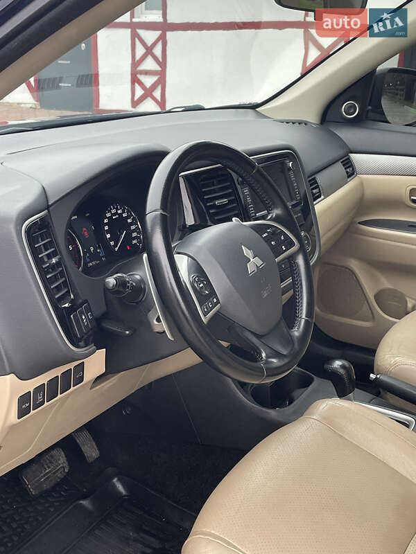 Позашляховик / Кросовер Mitsubishi Outlander 2013 в Мукачевому