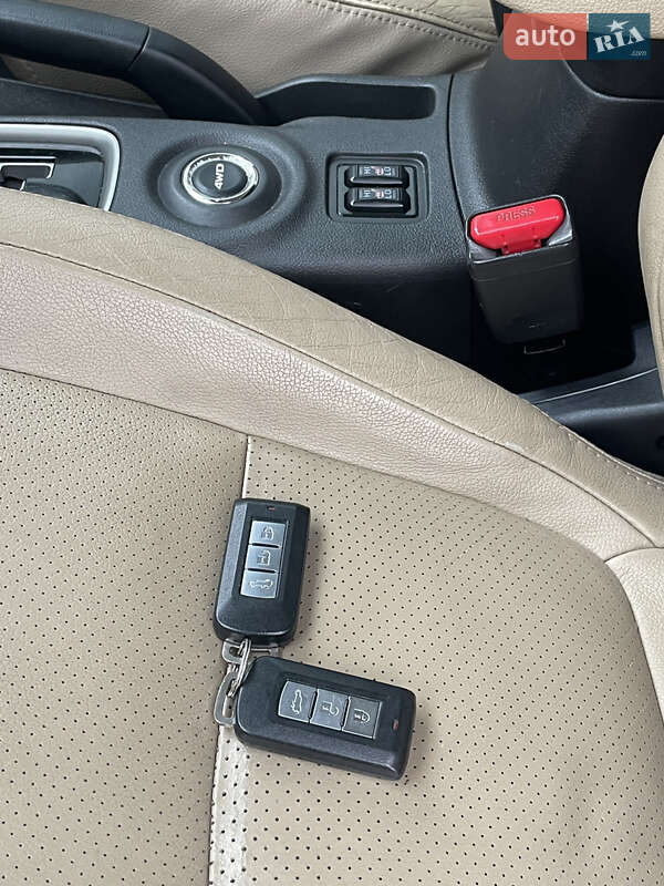 Позашляховик / Кросовер Mitsubishi Outlander 2013 в Мукачевому