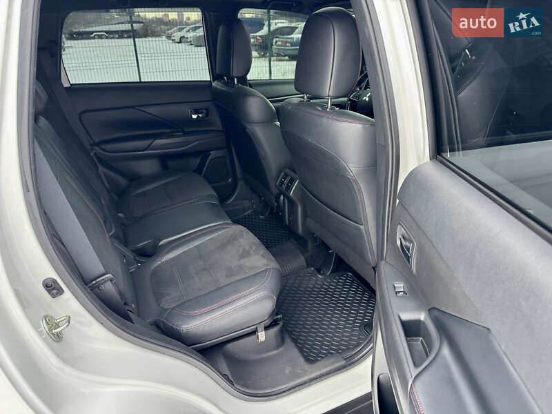 Позашляховик / Кросовер Mitsubishi Outlander 2020 в Києві