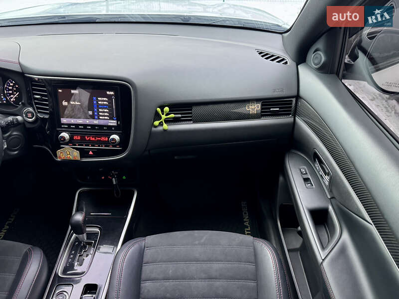 Позашляховик / Кросовер Mitsubishi Outlander 2020 в Києві