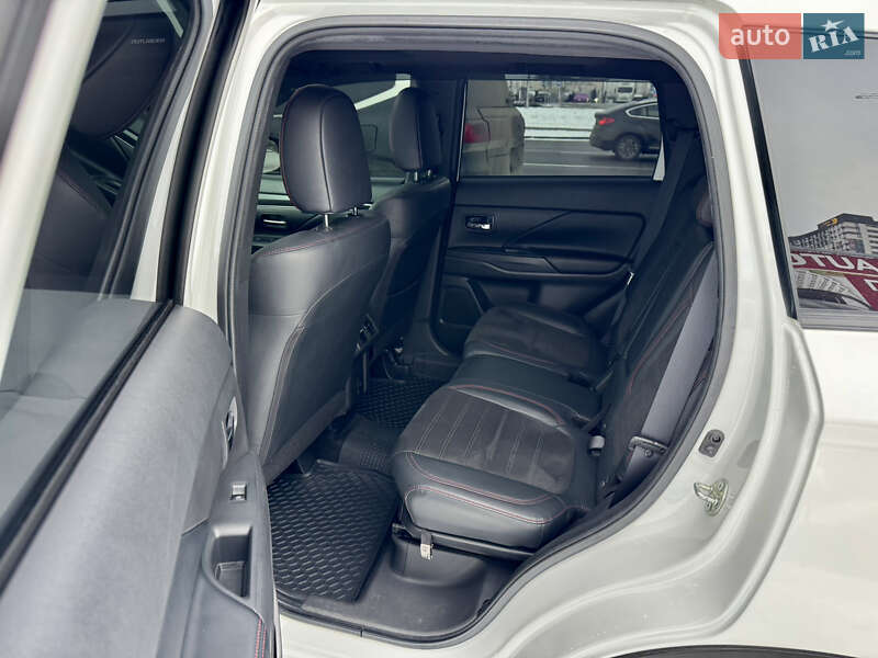 Позашляховик / Кросовер Mitsubishi Outlander 2020 в Києві