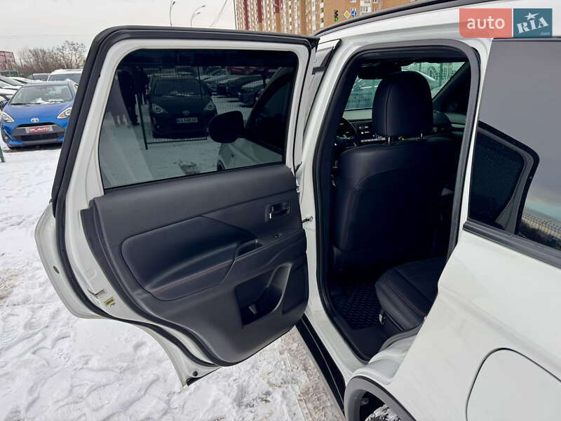 Позашляховик / Кросовер Mitsubishi Outlander 2020 в Києві