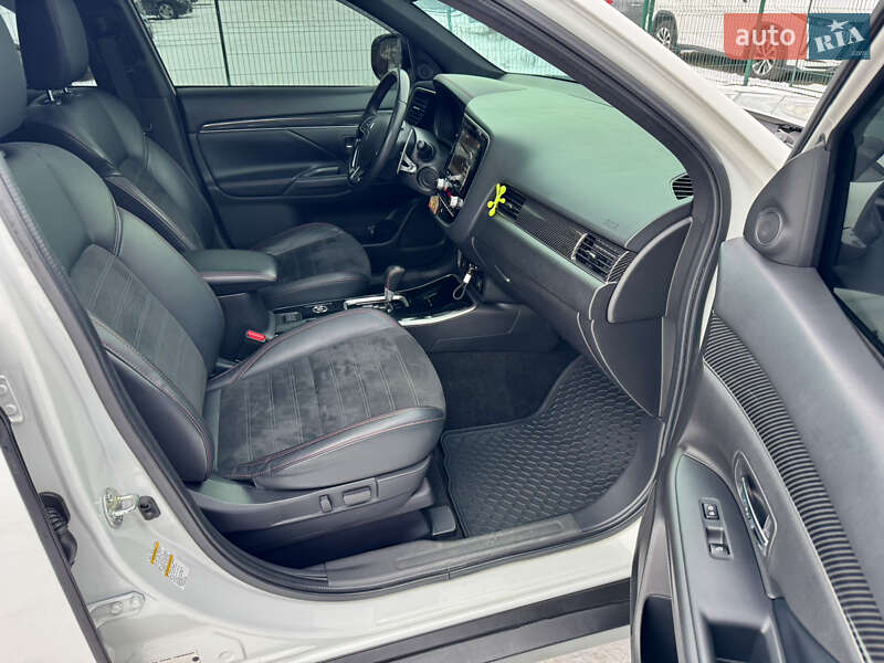 Позашляховик / Кросовер Mitsubishi Outlander 2020 в Києві