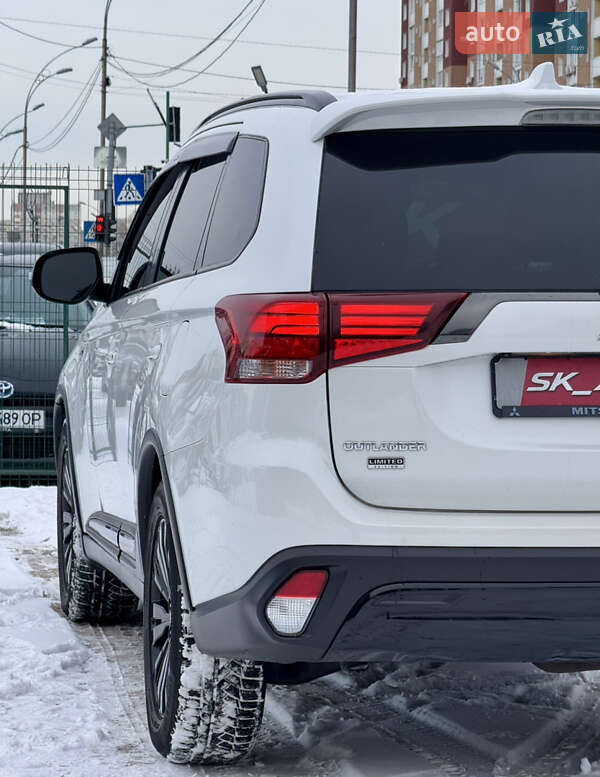 Позашляховик / Кросовер Mitsubishi Outlander 2020 в Києві