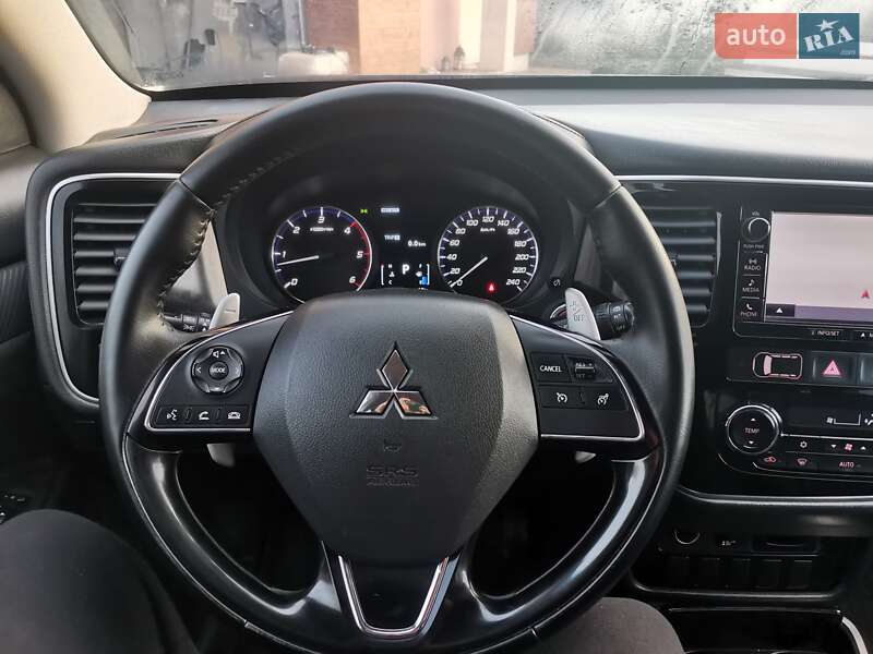 Позашляховик / Кросовер Mitsubishi Outlander 2016 в Луцьку