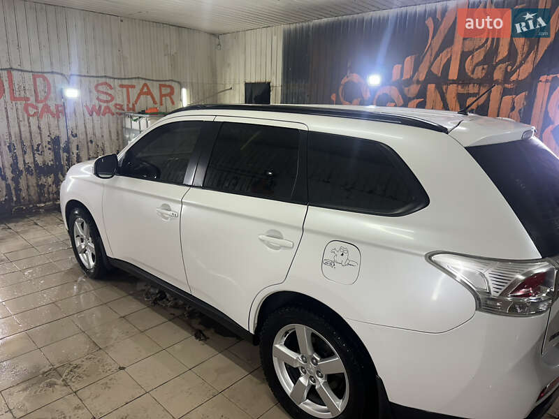 Внедорожник / Кроссовер Mitsubishi Outlander 2012 в Полтаве