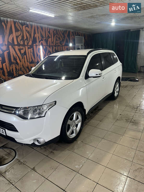 Внедорожник / Кроссовер Mitsubishi Outlander 2012 в Полтаве