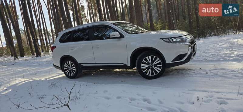 Внедорожник / Кроссовер Mitsubishi Outlander 2021 в Киеве