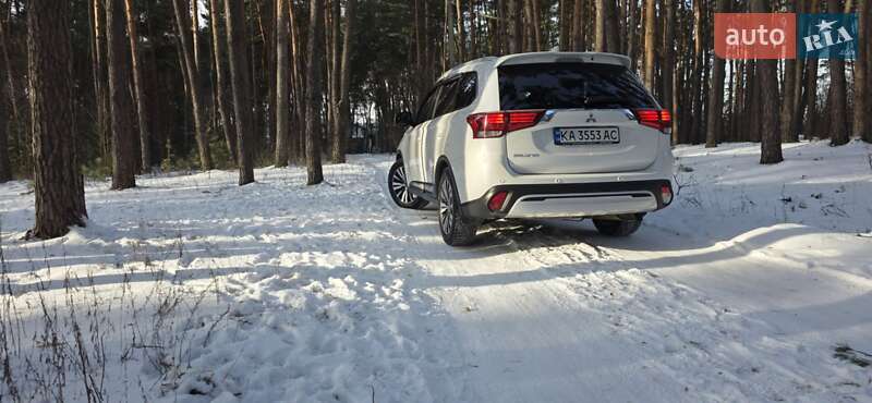 Внедорожник / Кроссовер Mitsubishi Outlander 2021 в Киеве