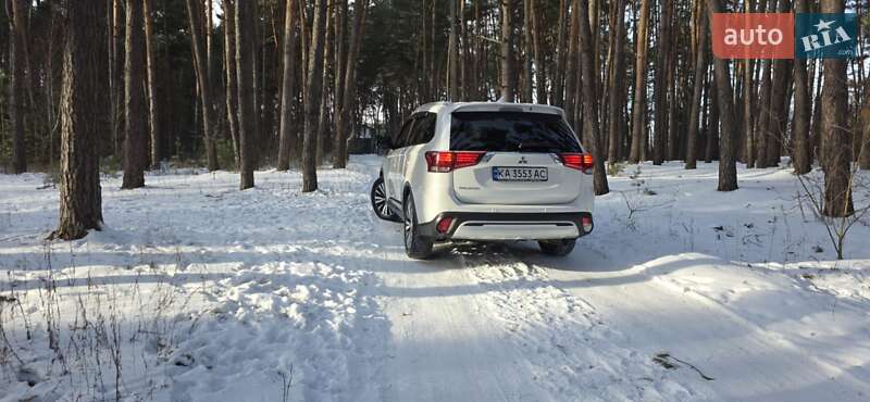 Внедорожник / Кроссовер Mitsubishi Outlander 2021 в Киеве