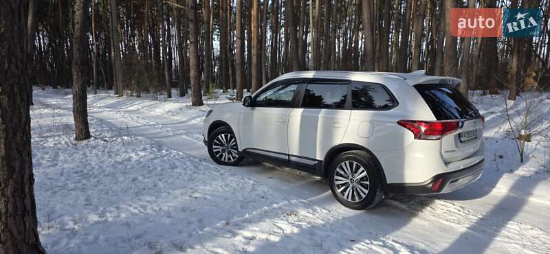 Внедорожник / Кроссовер Mitsubishi Outlander 2021 в Киеве