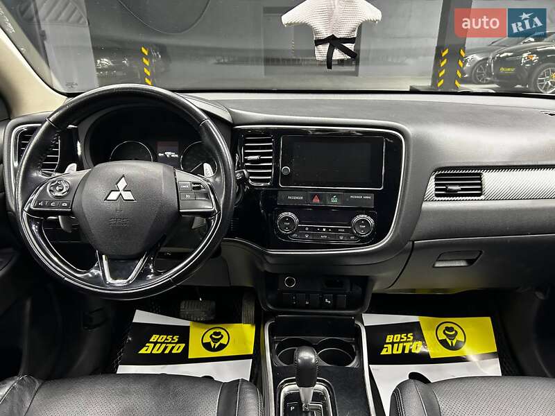 Внедорожник / Кроссовер Mitsubishi Outlander 2016 в Черновцах