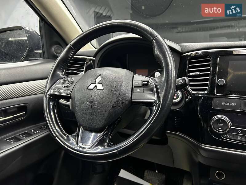 Внедорожник / Кроссовер Mitsubishi Outlander 2016 в Черновцах