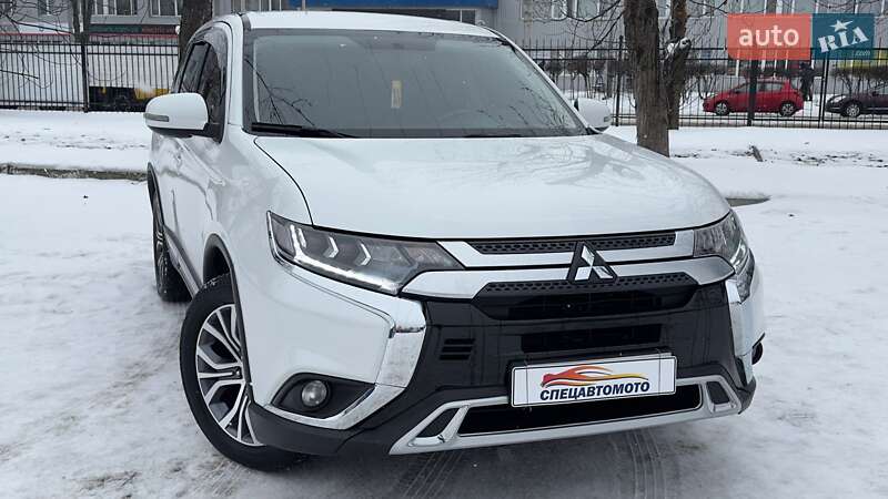 Внедорожник / Кроссовер Mitsubishi Outlander 2017 в Киеве