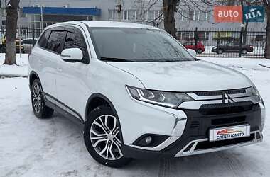 Внедорожник / Кроссовер Mitsubishi Outlander 2017 в Киеве