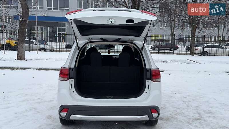 Внедорожник / Кроссовер Mitsubishi Outlander 2017 в Киеве