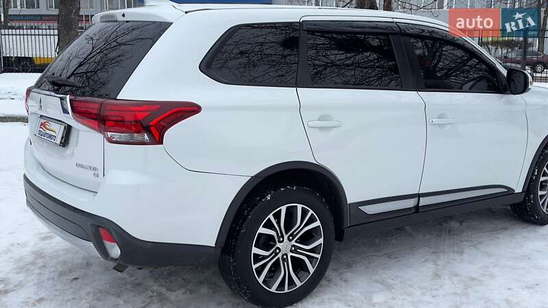 Внедорожник / Кроссовер Mitsubishi Outlander 2017 в Киеве