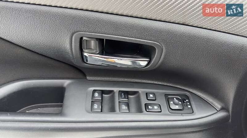 Внедорожник / Кроссовер Mitsubishi Outlander 2017 в Киеве