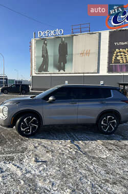 Внедорожник / Кроссовер Mitsubishi Outlander 2021 в Вишневом