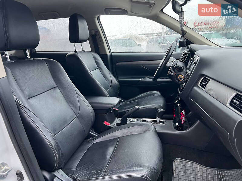 Внедорожник / Кроссовер Mitsubishi Outlander 2012 в Львове фото 36 Внедорожник / Кроссовер Mitsubishi Outlander 2012 в Львове