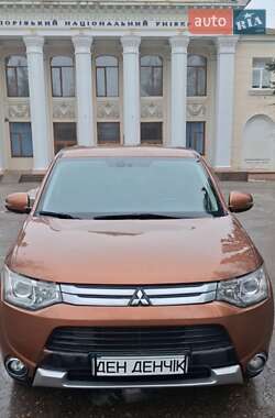 Позашляховик / Кросовер Mitsubishi Outlander 2015 в Запоріжжі