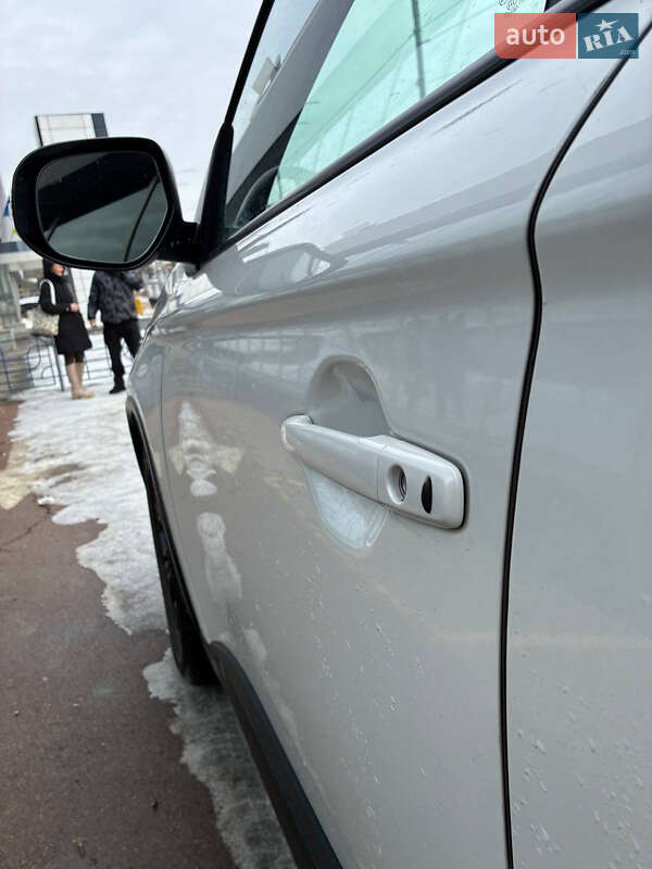 Внедорожник / Кроссовер Mitsubishi Outlander 2017 в Киеве