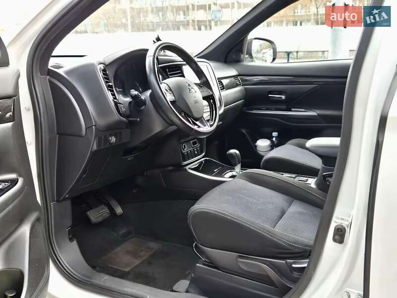 Внедорожник / Кроссовер Mitsubishi Outlander 2017 в Киеве