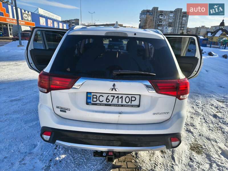 Внедорожник / Кроссовер Mitsubishi Outlander 2017 в Шептицькому