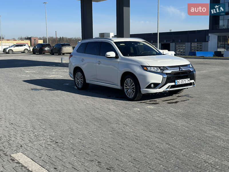 Внедорожник / Кроссовер Mitsubishi Outlander 2021 в Львове