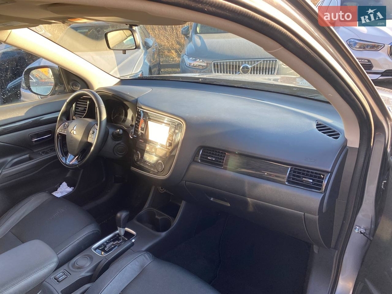 Внедорожник / Кроссовер Mitsubishi Outlander 2016 в Львове